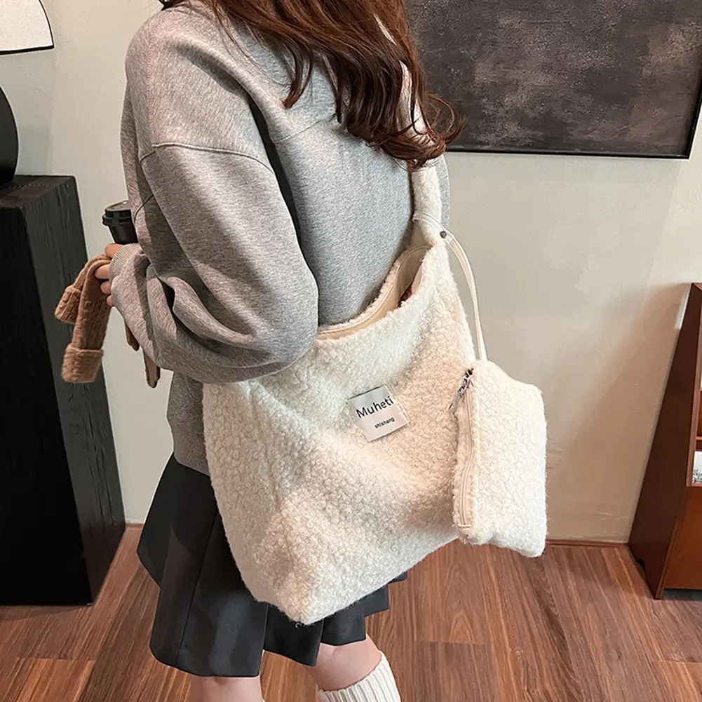 Lamb Wool Messenger Bag Autumn Winter Furry Shoulder Bags Large Capacity Crossbody Bag Fluffy Ladies Commuting Bag Fuzzy Satchel