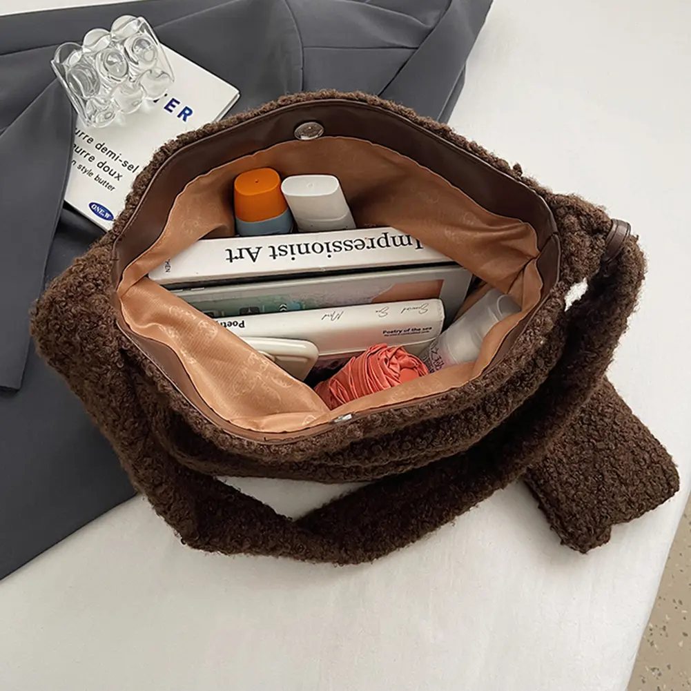 Lamb Wool Messenger Bag Autumn Winter Furry Shoulder Bags Large Capacity Crossbody Bag Fluffy Ladies Commuting Bag Fuzzy Satchel