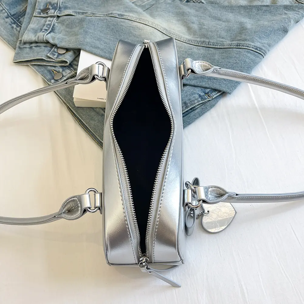 High-end PU Women Tote Purse Large Capacity Fashion Shoulder Bag Ladies Retro Solid Underarm Bag with Heart Pendant Chic Handbag