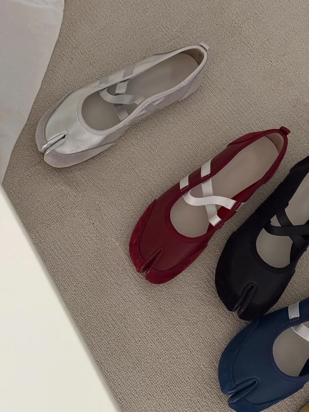 Women Ballet Flats Cross Strap Design Split Toe Tabi Shoes Silver PU Leather Horseshoe Shoes Summer Casual Walking Sneakers