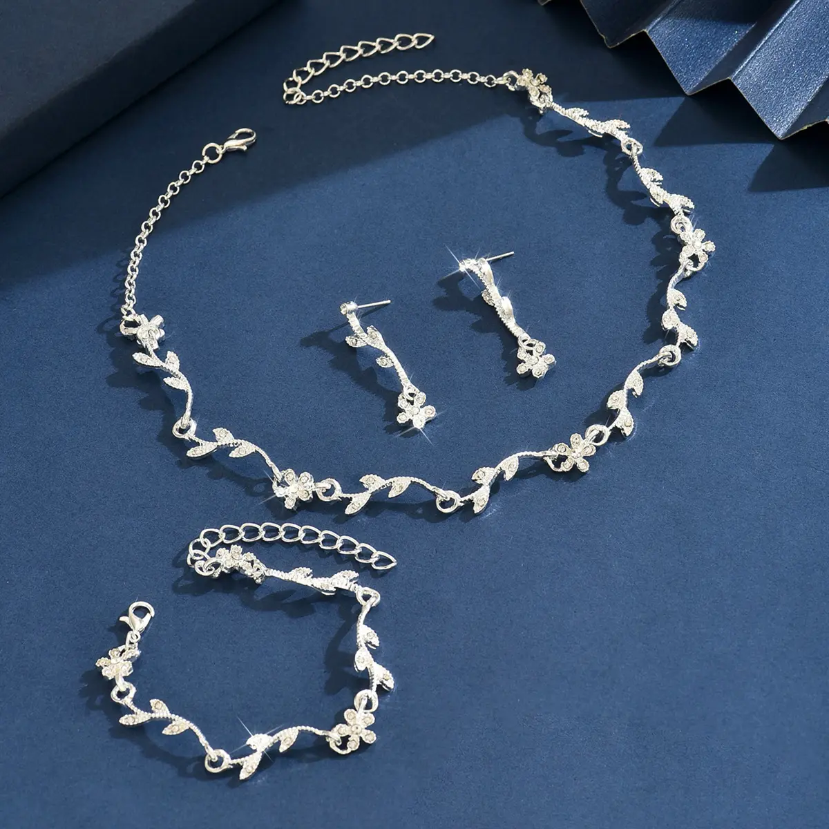 4PC Women's Fashion Necklace, Earrings, Bracelet, Jewelry Set with Design Sense Suitable for Wedding, Party, Festival Gifts