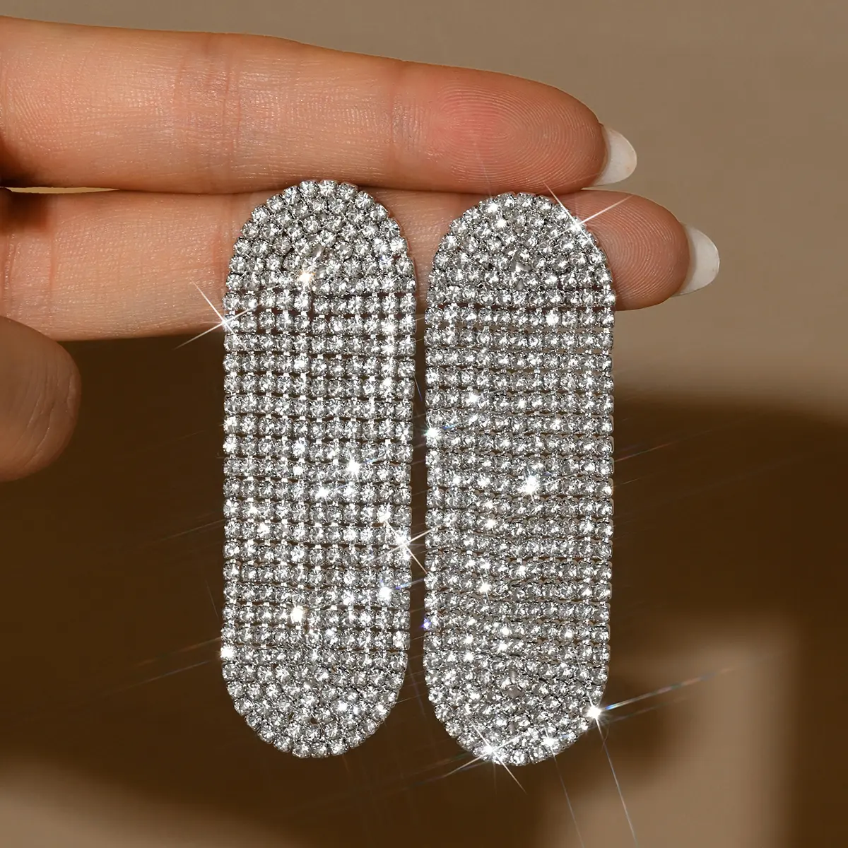 Ladies' fashionable oval geometric earrings and jewelry are suitable for dates, parties, festivals, and gifts