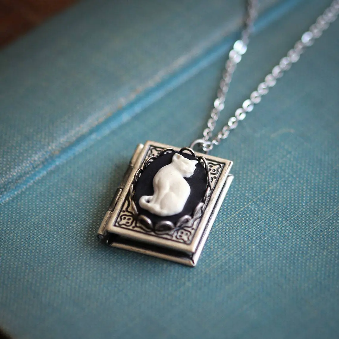 1PC Fashion Trendy White Cat Book Pendant Necklace Jewelry Suitable for Date, Party, Festival Gifts