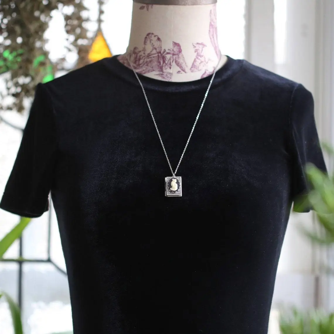1PC Fashion Trendy White Cat Book Pendant Necklace Jewelry Suitable for Date, Party, Festival Gifts