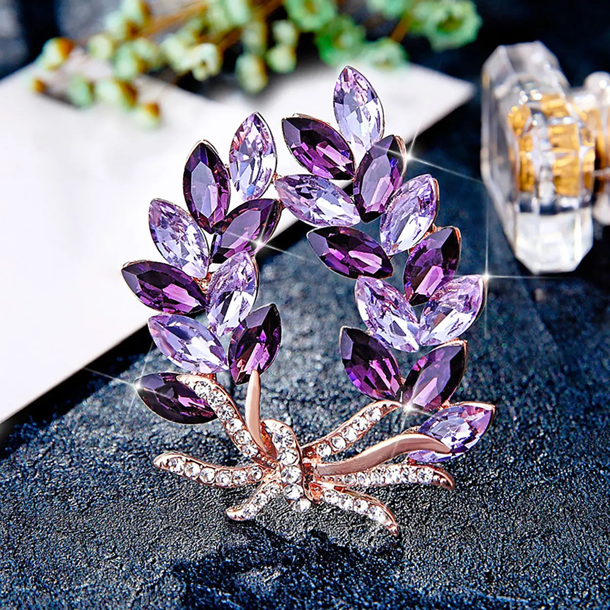 1PC Women's European and American Fashion Trend Leaf Flower Art Crystal brooch Fashion Dressing Banquet Party Festival Gift