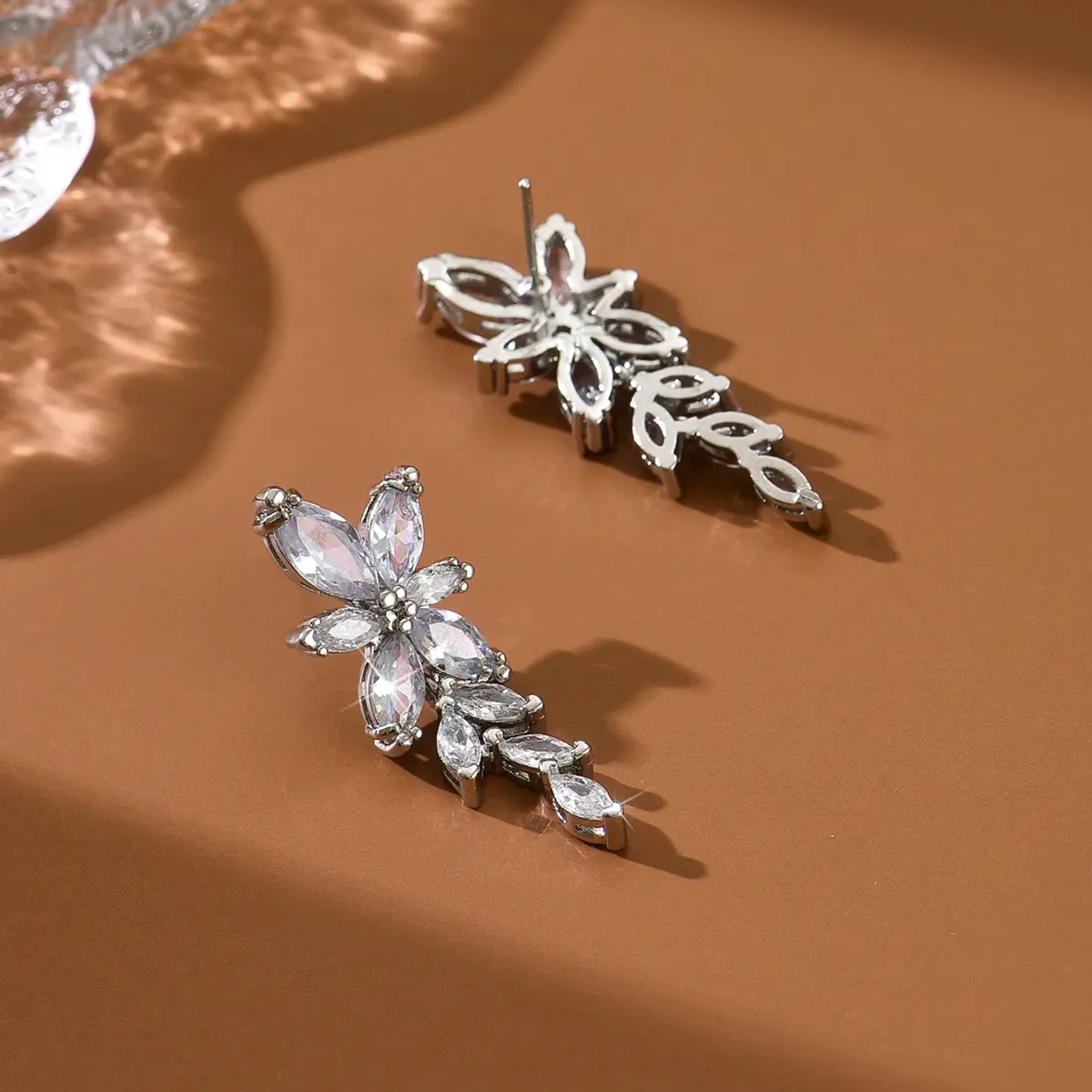 Ladies' fashionable design, leaf drop earrings, jewelry accessories suitable for dates, parties, holidays, gifts
