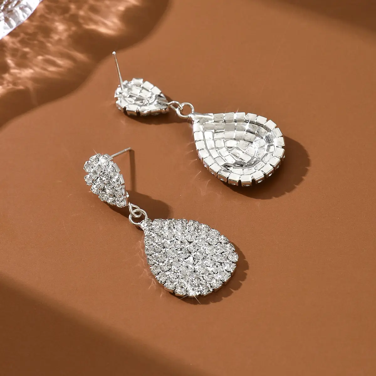 Ladies' fashionable water droplet earrings and jewelry are suitable for dates, parties, festivals, and gifts