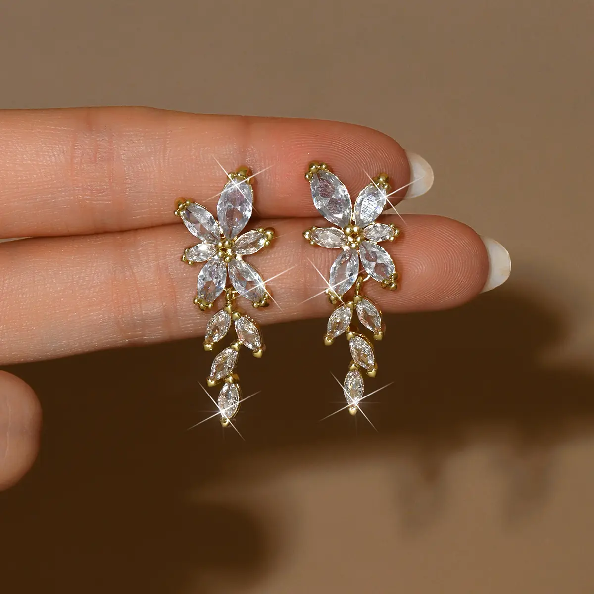 Ladies' fashionable design, leaf drop earrings, jewelry accessories suitable for dates, parties, holidays, gifts