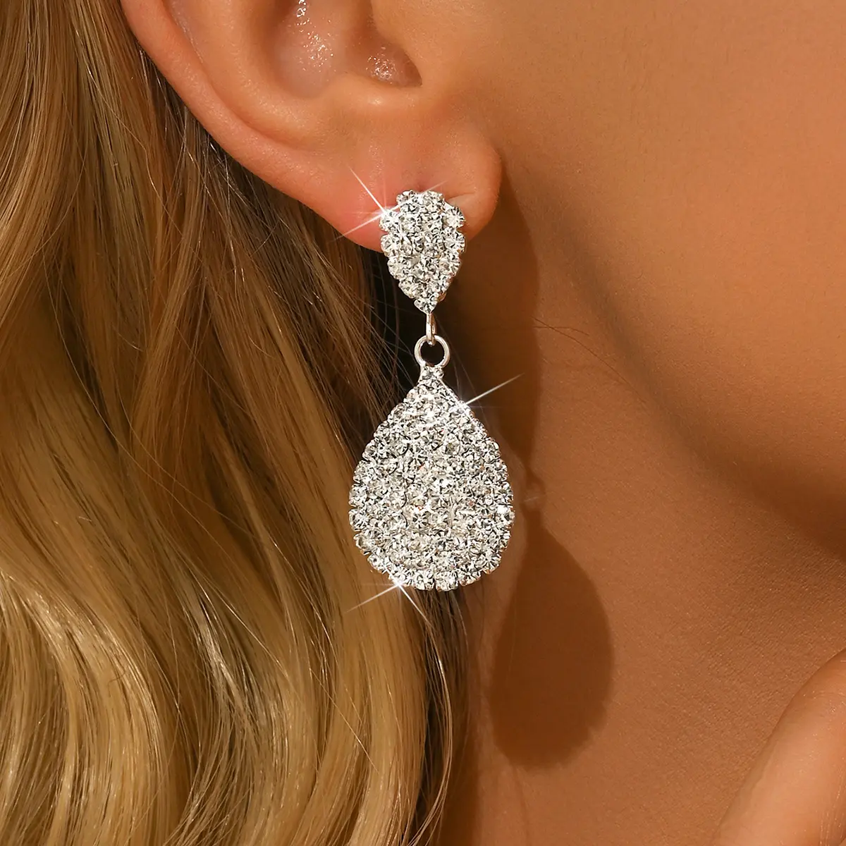 Ladies' fashionable water droplet earrings and jewelry are suitable for dates, parties, festivals, and gifts