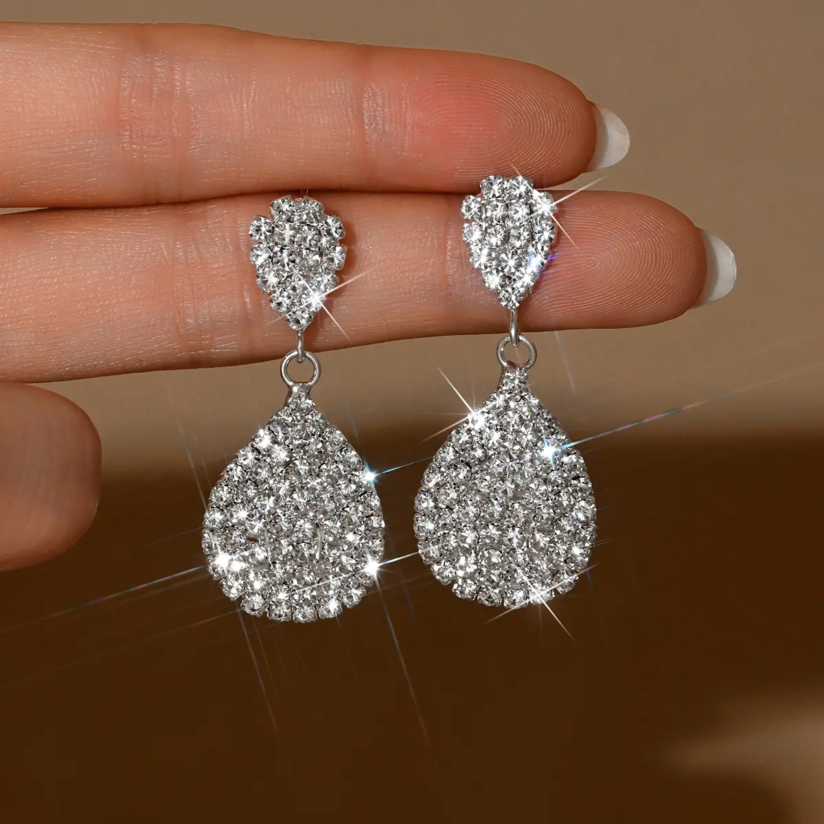Ladies' fashionable water droplet earrings and jewelry are suitable for dates, parties, festivals, and gifts