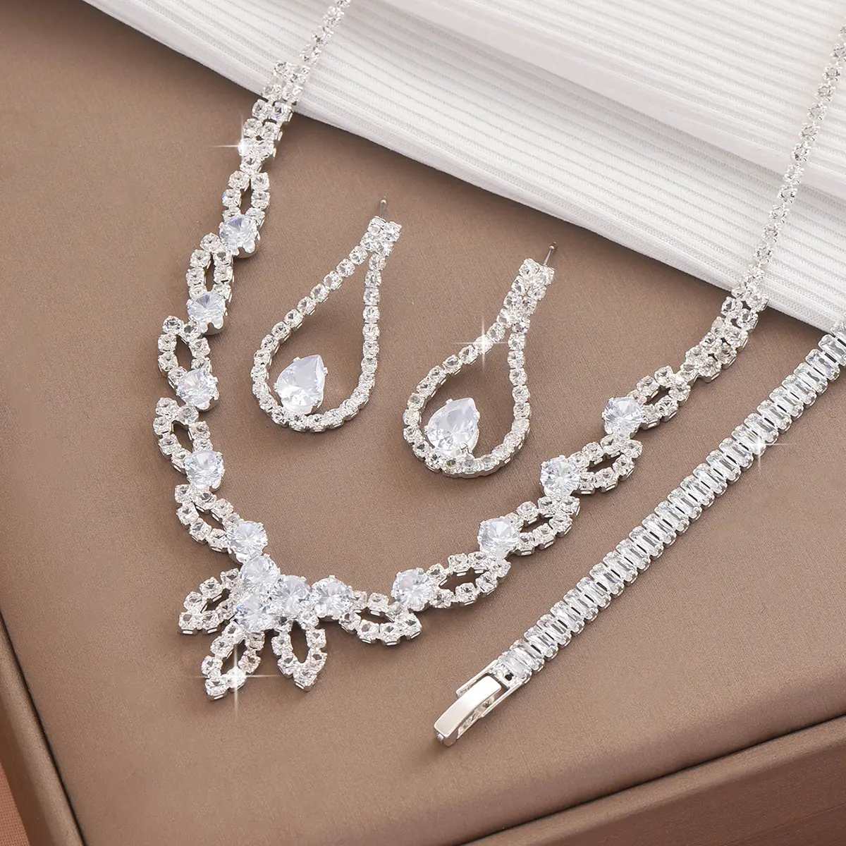 4PC Women's Trendy Claw Chain Temperament Flower Earrings Necklace Bracelet Ring Jewelry Set Wedding Banquet Party Holiday Gift