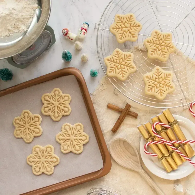 2/3/4Pcs Christmas Biscuit Moulds Snowflake Gingerbread Man Santa Claus Mold Xmas Party Embosser Baking Molds Decor Supplies