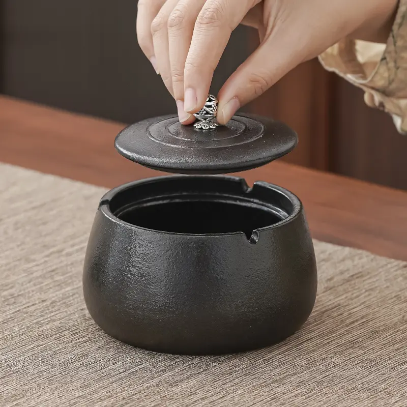 Creative Black Pottery Ceramic Ashtray Fly Ash-proof Home Living Room with Lid Ashtray Chinese Luxury Home Decoration Ashtray