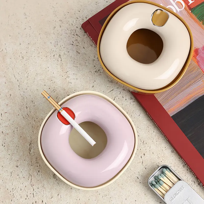 Round Ceramic Ashtray with Lid Anti-ash Flying Cigar Ashtray Office Desktop Decorations Ornaments Table Smoking Accessories.