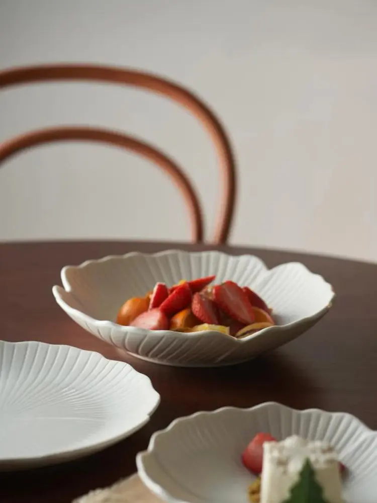 White Ceramic Fruit Snack Plate Household Vegetable Plate Simple Tableware Creative Flower-shaped Dessert Plate