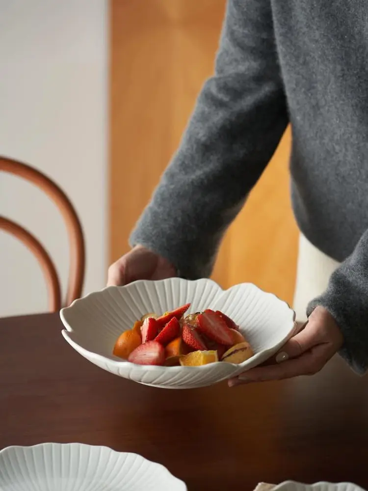 White Ceramic Fruit Snack Plate Household Vegetable Plate Simple Tableware Creative Flower-shaped Dessert Plate