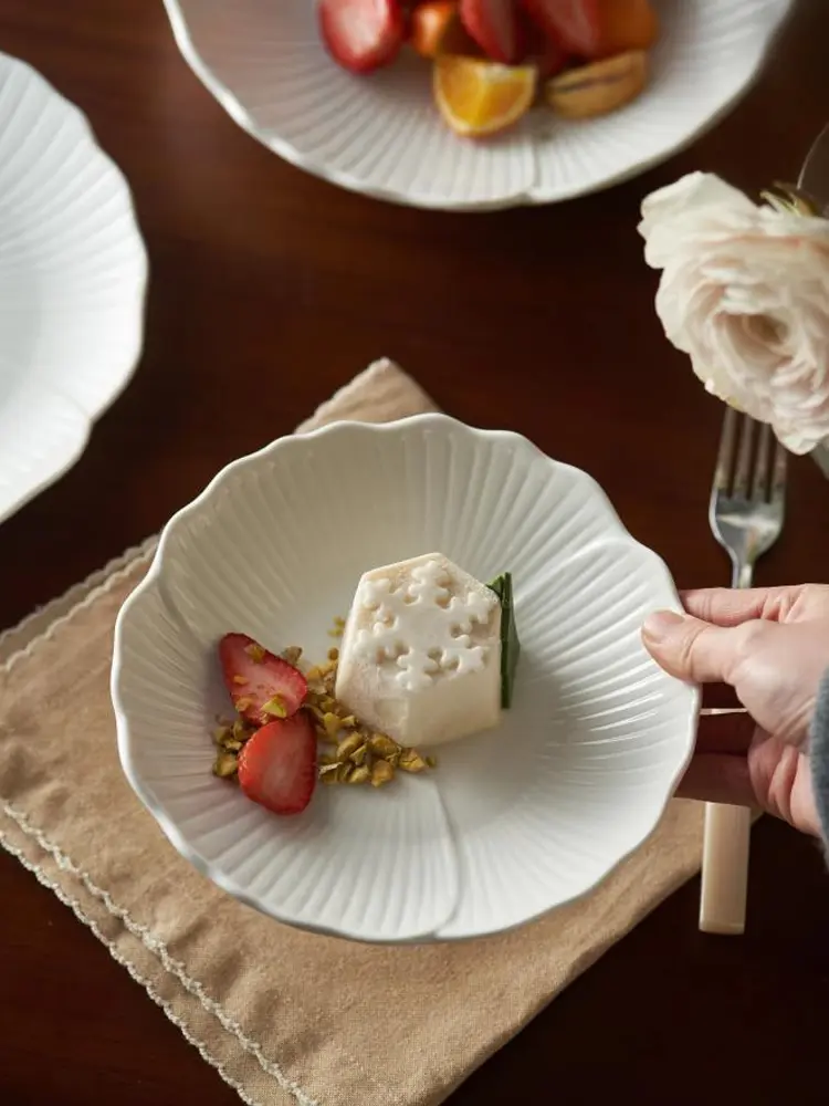 White Ceramic Fruit Snack Plate Household Vegetable Plate Simple Tableware Creative Flower-shaped Dessert Plate