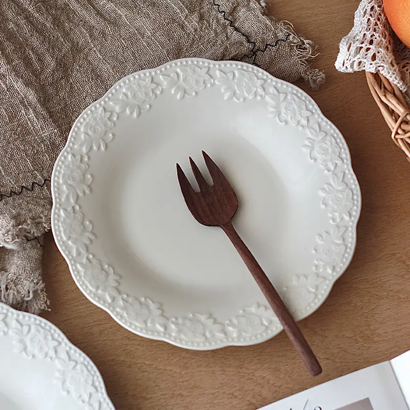 Vintage Embossed Ceramic Breakfast Plate Simple Fruit Salad Tray White Afternoon Tea Dessert Cake Dish 19.5cm Tableware
