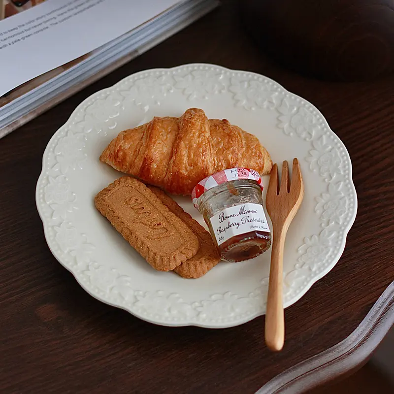 Vintage Embossed Ceramic Breakfast Plate Simple Fruit Salad Tray White Afternoon Tea Dessert Cake Dish 19.5cm Tableware