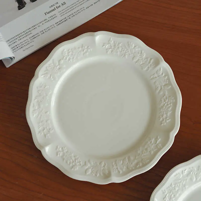 French Retro Relief Ceramic Dessert Plate Exquisite Afternoon Tea Dinner Plates Light Luxury Cake Dish Tableware 22.7cm