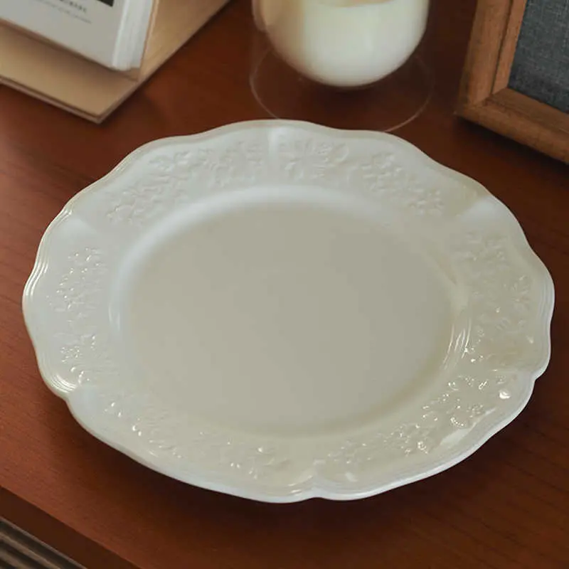 French Retro Relief Ceramic Dessert Plate Exquisite Afternoon Tea Dinner Plates Light Luxury Cake Dish Tableware 22.7cm