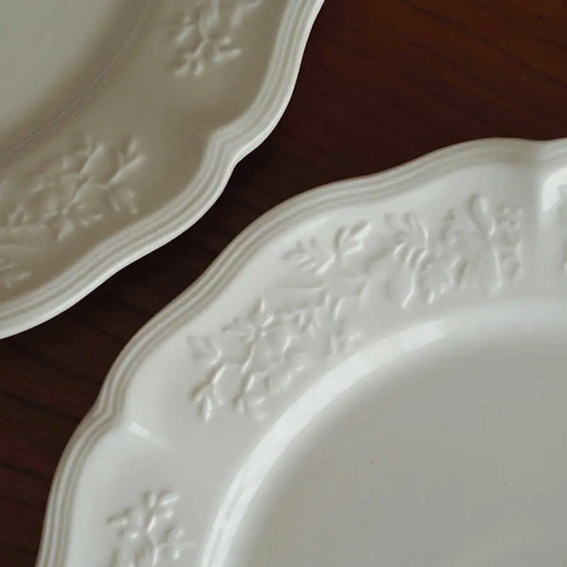French Retro Relief Ceramic Dessert Plate Exquisite Afternoon Tea Dinner Plates Light Luxury Cake Dish Tableware 22.7cm