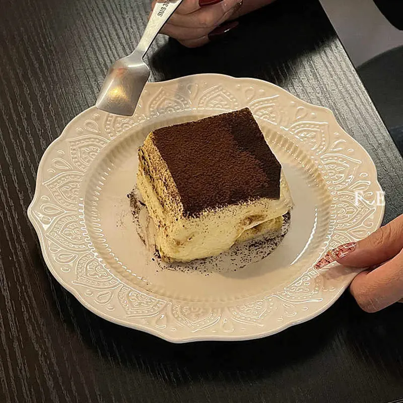 26cm French Retro Relief Ceramic Plate Exquisite Western Round Dish Breakfast Dessert Tray Household Steak Plate