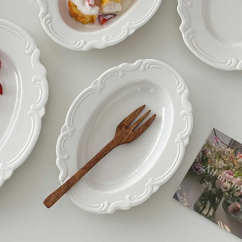 Vintage Relief Ceramic Oval Plate White Simple Dessert Pastry Flat Plates French Household Dinner Dish Solid Colour Tableware