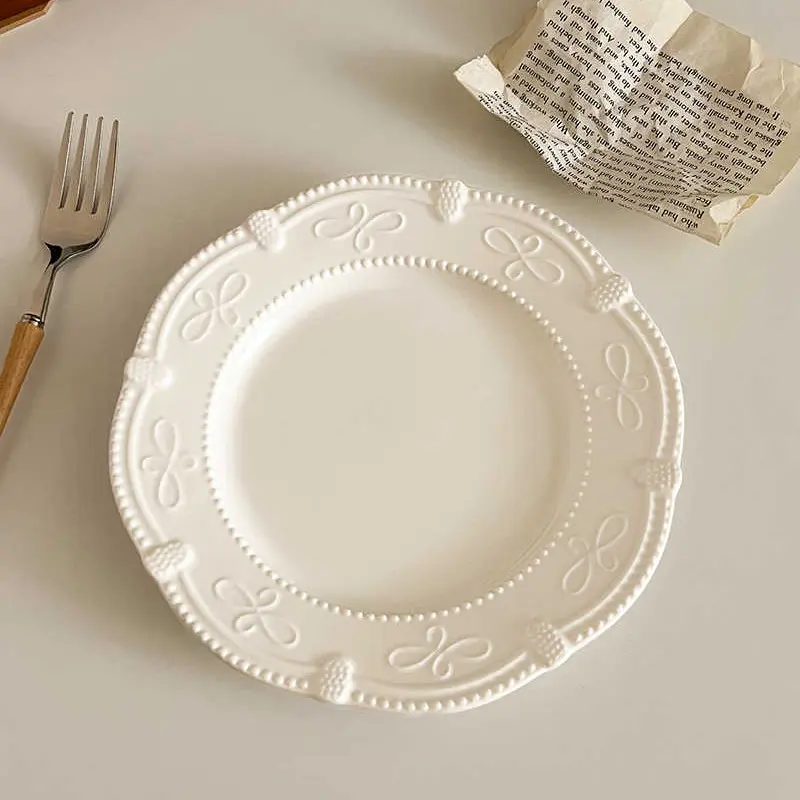 French Retro Relief Ceramic Plate Exquisite Round White Breakfast Plates Afternoon Tea Snack Pastry Dish 19cm Tableware