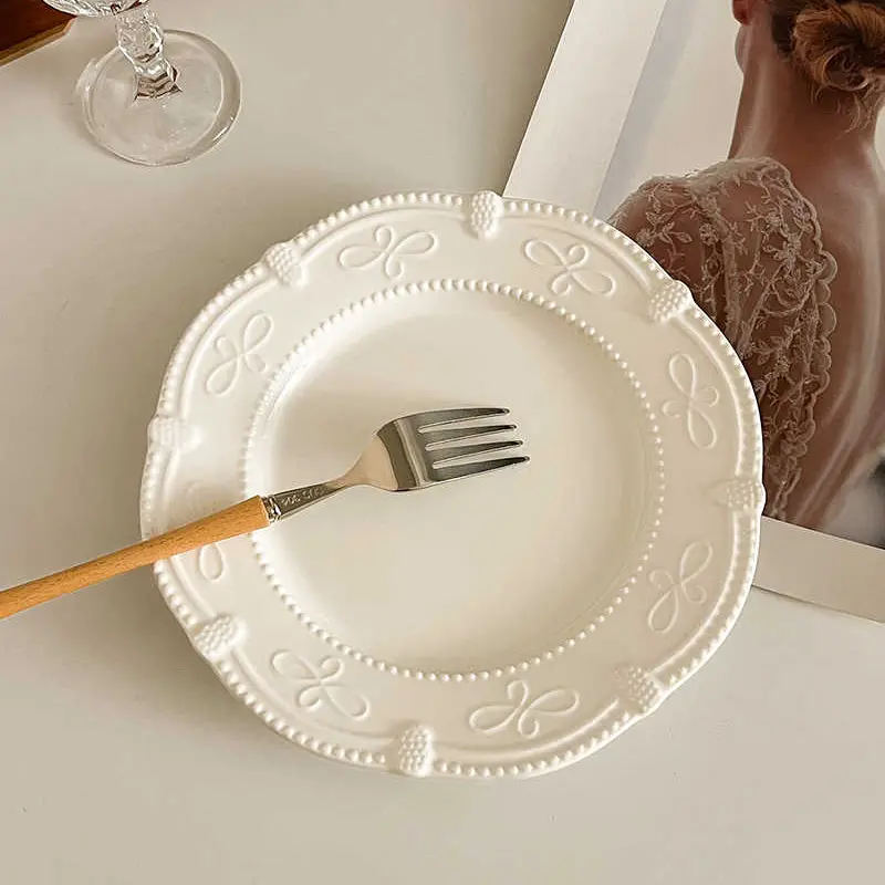 French Retro Relief Ceramic Plate Exquisite Round White Breakfast Plates Afternoon Tea Snack Pastry Dish 19cm Tableware