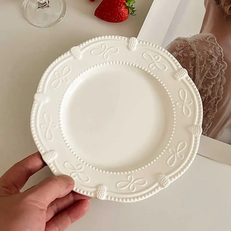 French Retro Relief Ceramic Plate Exquisite Round White Breakfast Plates Afternoon Tea Snack Pastry Dish 19cm Tableware