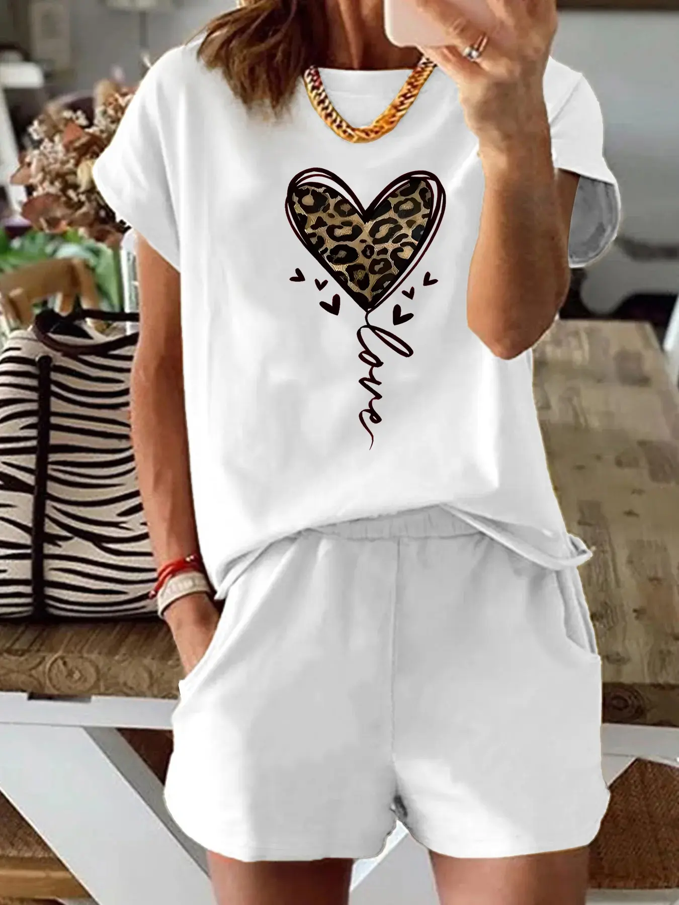 Summer women's fashionable leopard print heart-shaped print casual loose round neck short sleeved T-shirt shorts two-piece set