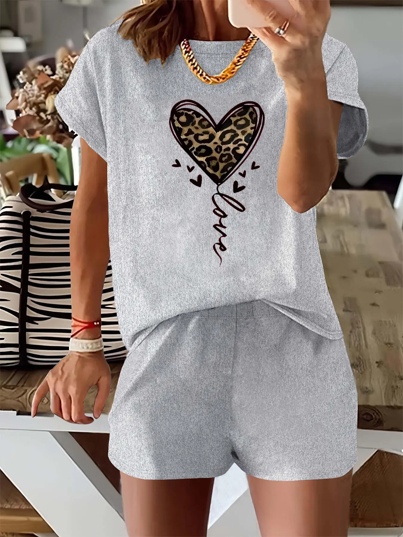 Summer women's fashionable leopard print heart-shaped print casual loose round neck short sleeved T-shirt shorts two-piece set