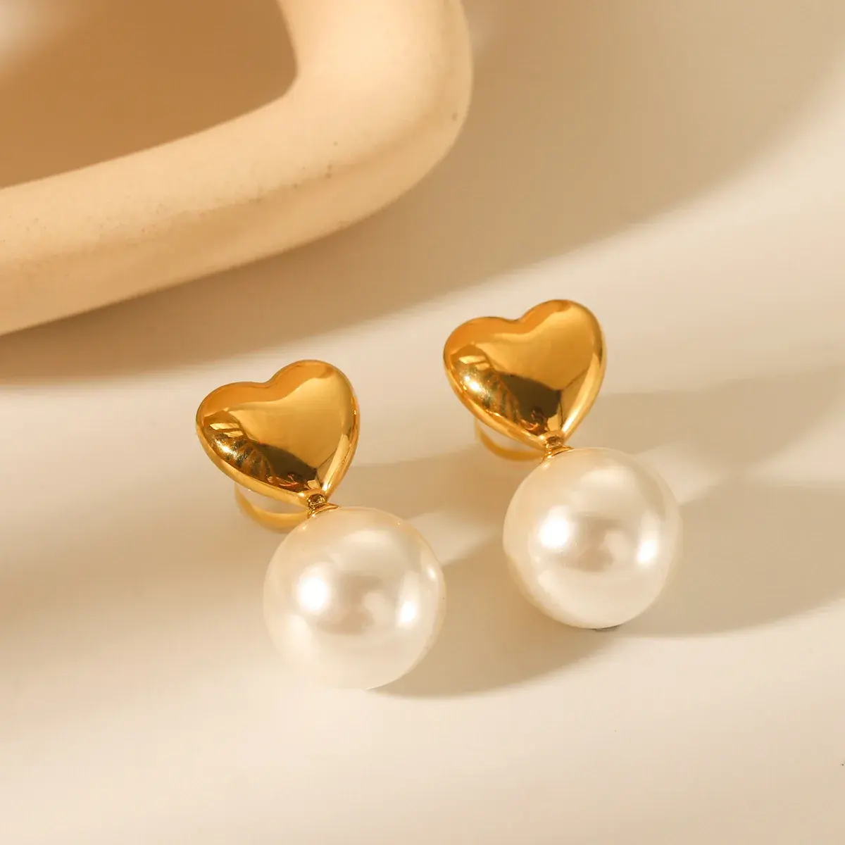 Elegant High-End Stainless Steel Pearl Heart Shaped Earrings Women's Light Luxury Cross Border Specialty Titanium Steel Ear Deco