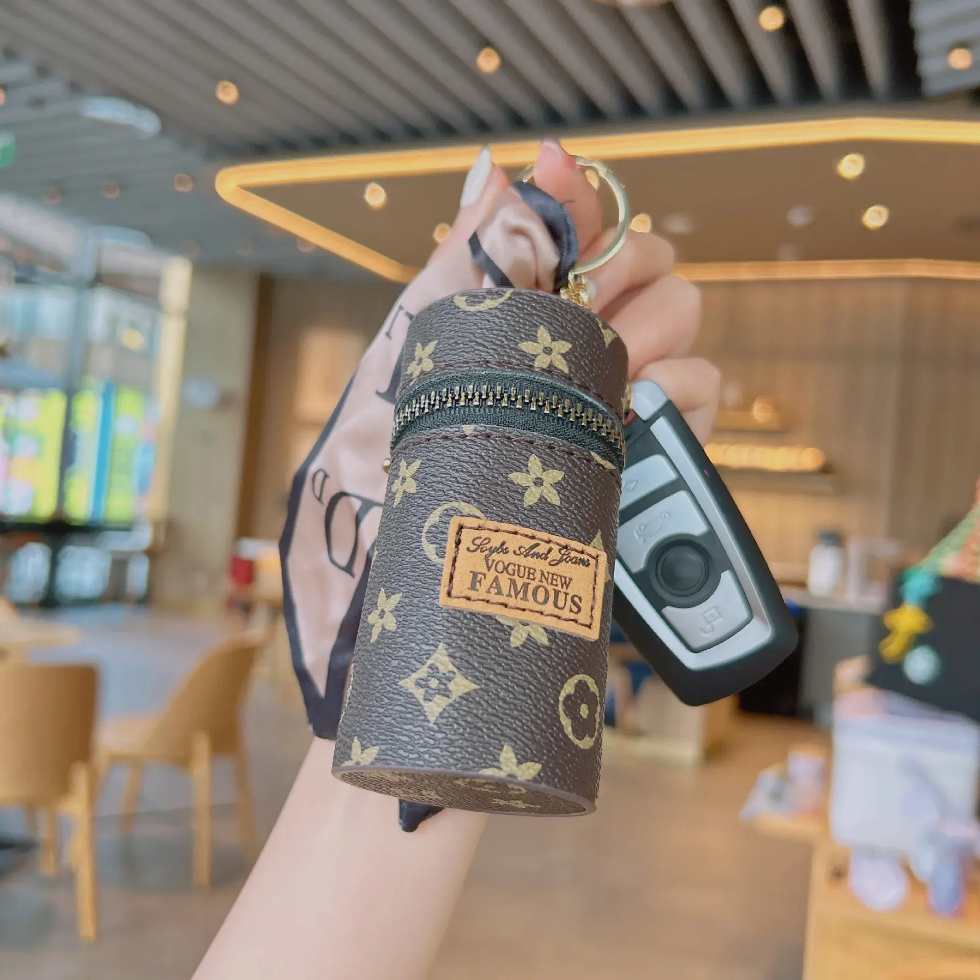Creative Large Capacity Leather Floral Wallet Charm Couple Bag Keychain Accessory Elegant Classic Coin Purse Hanging Ornament