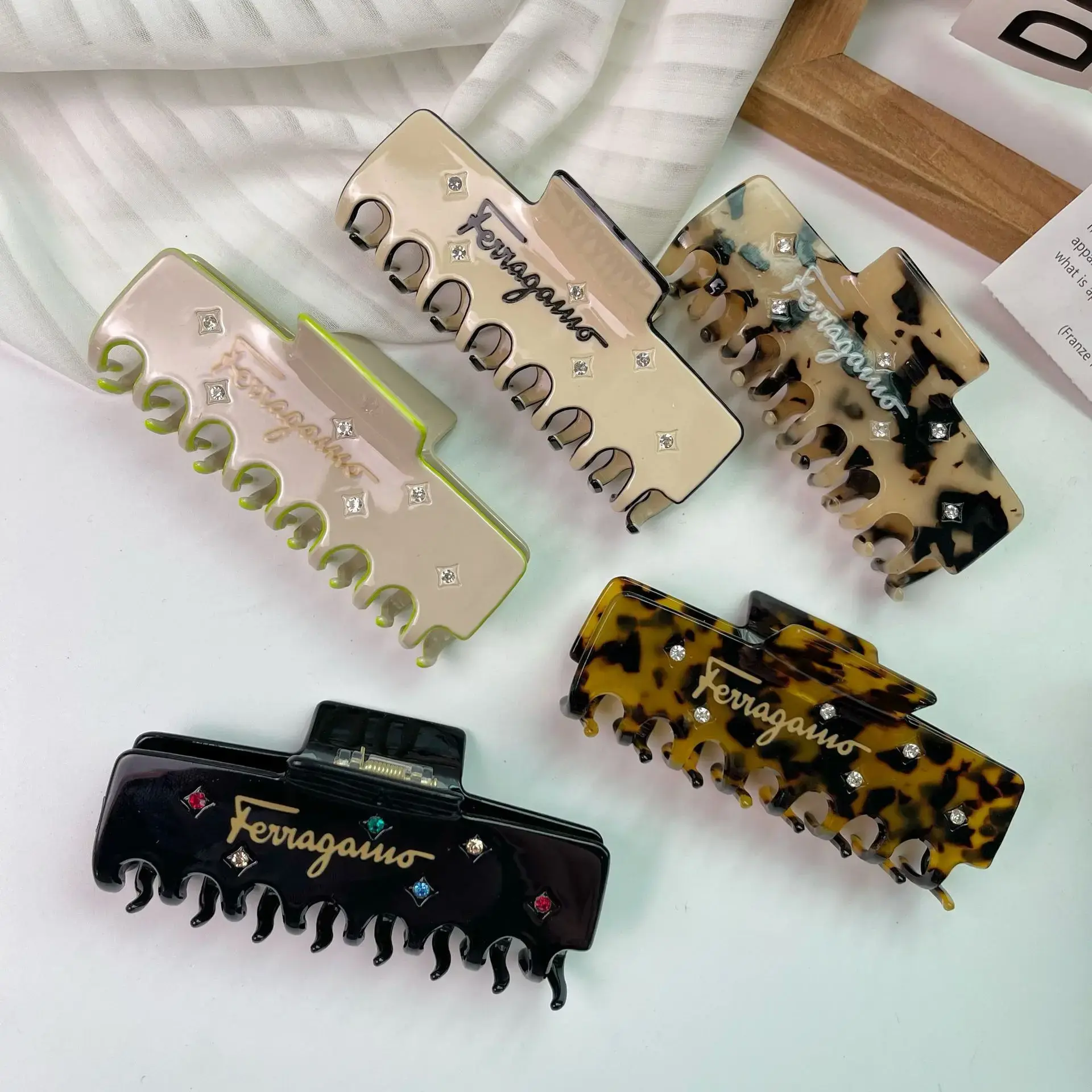Large Size Shark Clamp Hair Clip Acetate Rhinestone Simple Fashion Semi-Arc Hair Clip for Professional Salon Partition