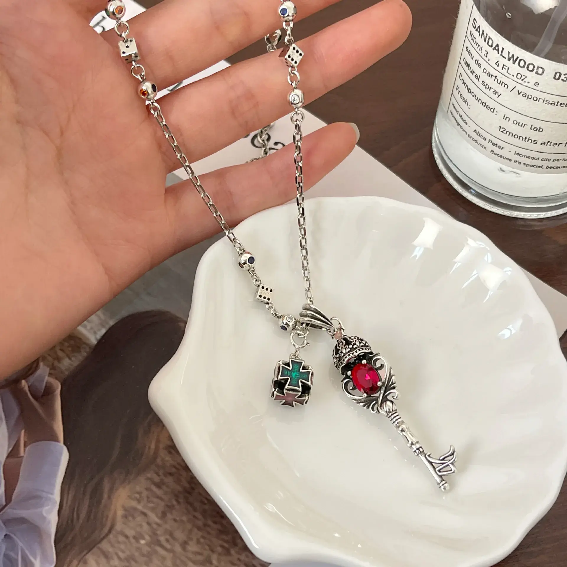 NicheVintage Crown Keychain High-End Feel Women's Light Luxury Sweater Chain Wholesale Quality Metal Jewelry Manufacturing