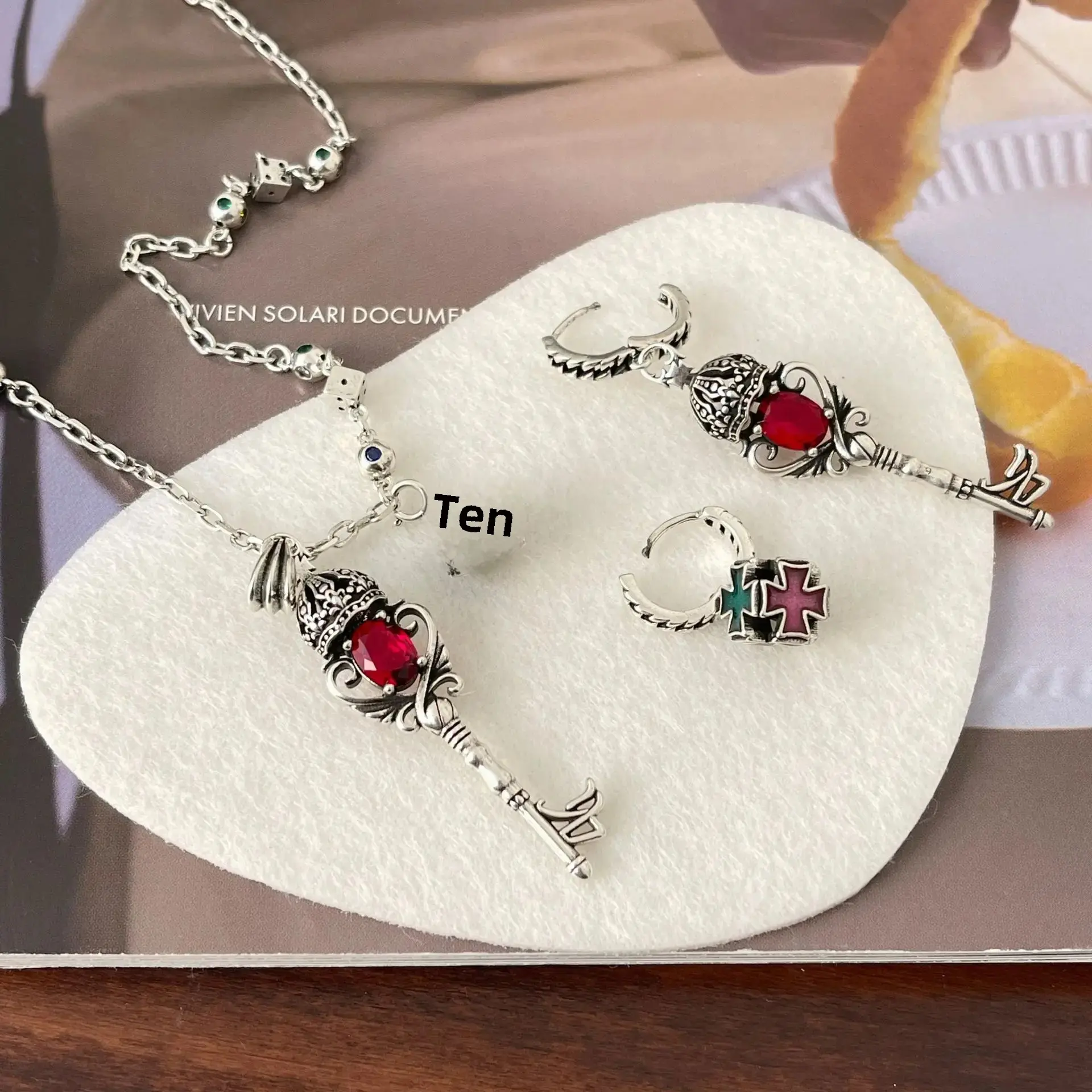 NicheVintage Crown Keychain High-End Feel Women's Light Luxury Sweater Chain Wholesale Quality Metal Jewelry Manufacturing