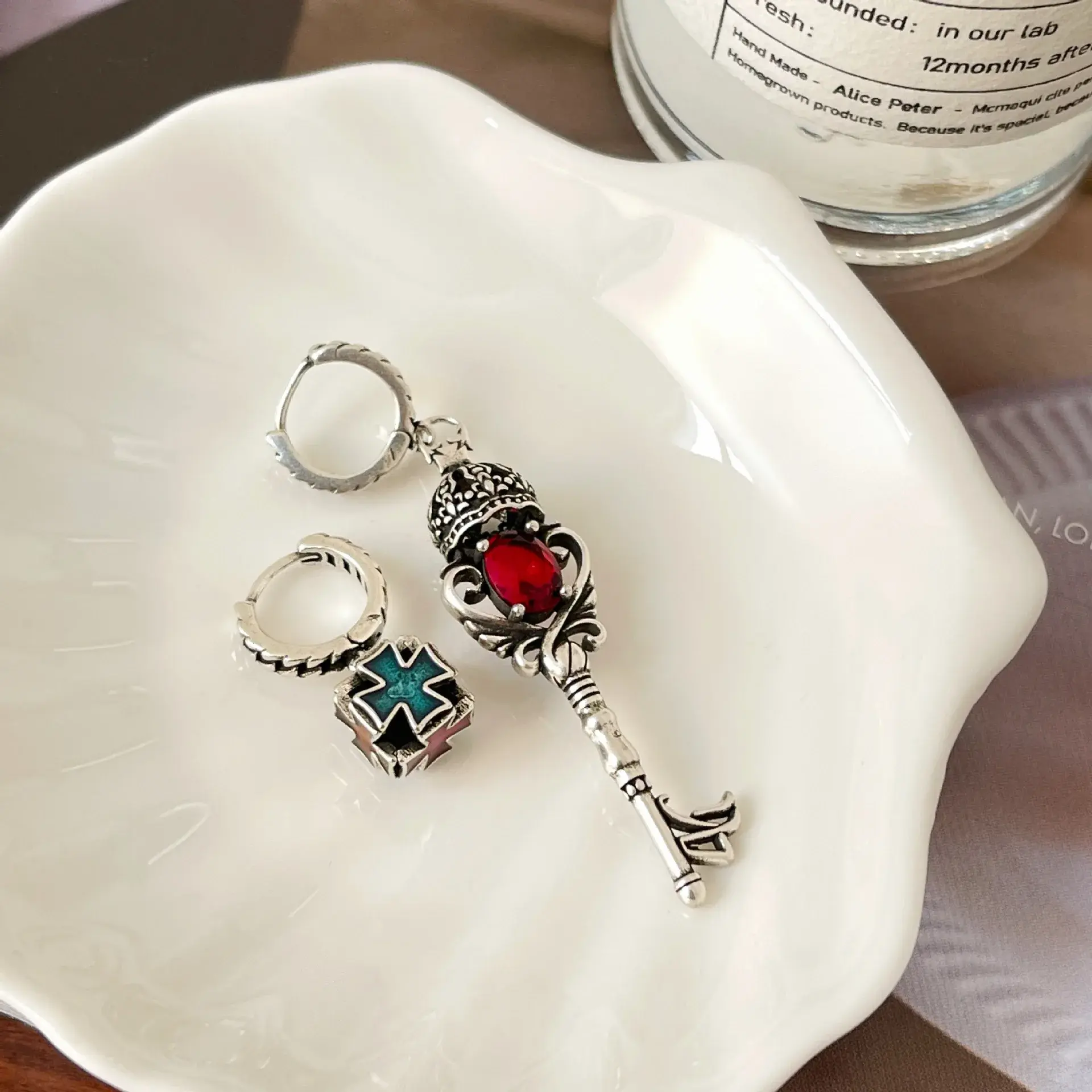 NicheVintage Crown Keychain High-End Feel Women's Light Luxury Sweater Chain Wholesale Quality Metal Jewelry Manufacturing