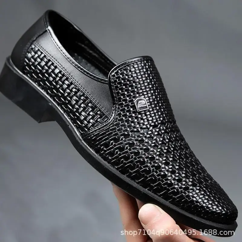 2024 New Summer Casual Men's Sandals Hollow Out Leather Breathable Slip-On One-Piece Wholesale Dealer Shoe Repair Service