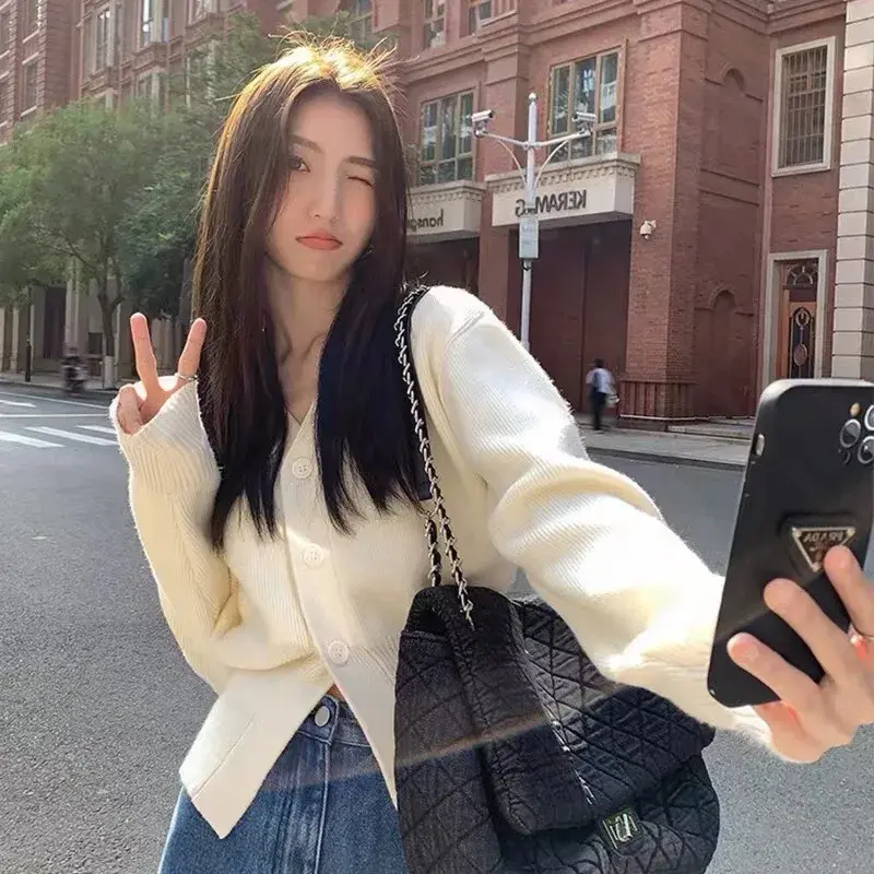 French Style Soft White V-Neck Knitted Cardigan Women's Spring Autumn High-End Feel Idle Style Waist-Fitted Cropped Sweater Jack