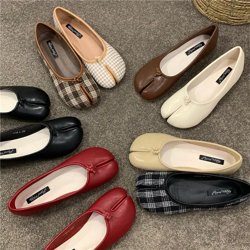 2024 Spring Autumn New Women's Flat Shoes Parted Toe Pig Hoof Slippers Lazy Horse Hoof Slippers Rubber Sole Winter Shoes
