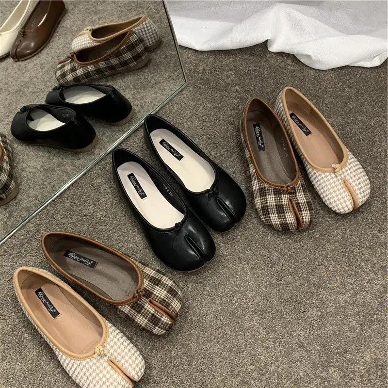 2024 Spring Autumn New Women's Flat Shoes Parted Toe Pig Hoof Slippers Lazy Horse Hoof Slippers Rubber Sole Winter Shoes