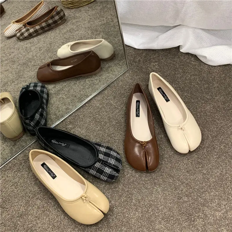 2024 Spring Autumn New Women's Flat Shoes Parted Toe Pig Hoof Slippers Lazy Horse Hoof Slippers Rubber Sole Winter Shoes