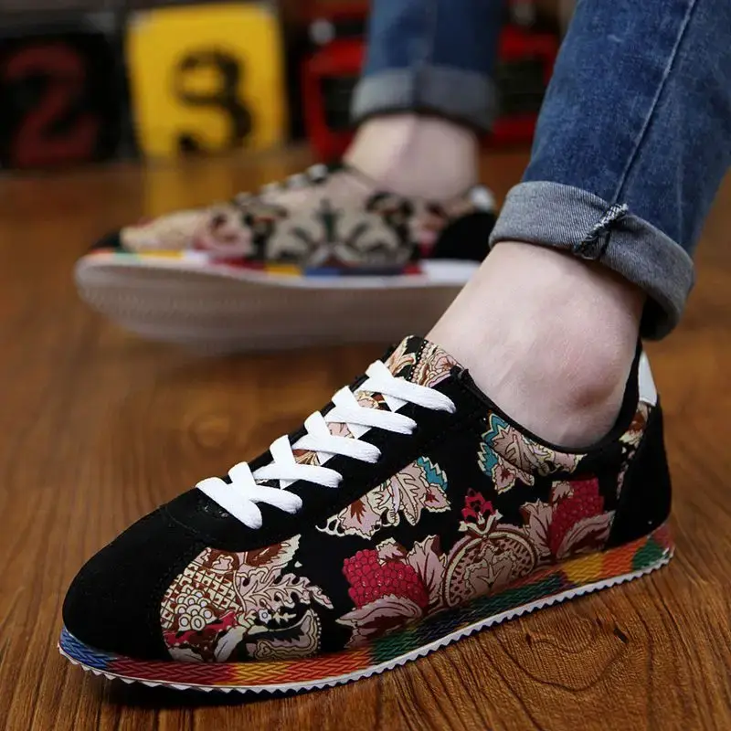 Graffiti Printed Men Suede Sneakers Red Running Shoes Men's Jogging Shoes Light Gym Trainers Men Flat Embroidery Shoes2024