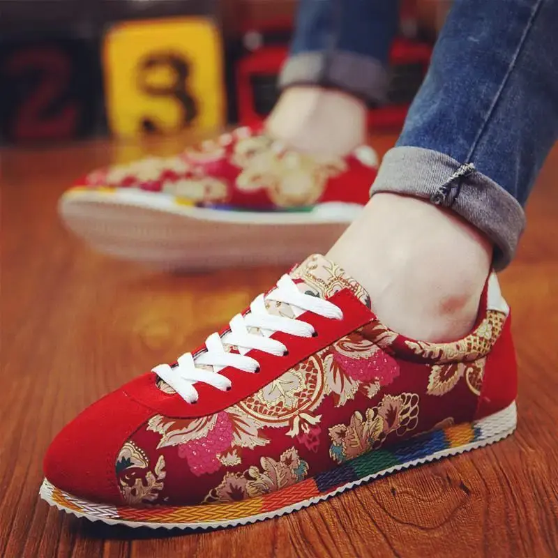 Graffiti Printed Men Suede Sneakers Red Running Shoes Men's Jogging Shoes Light Gym Trainers Men Flat Embroidery Shoes2024