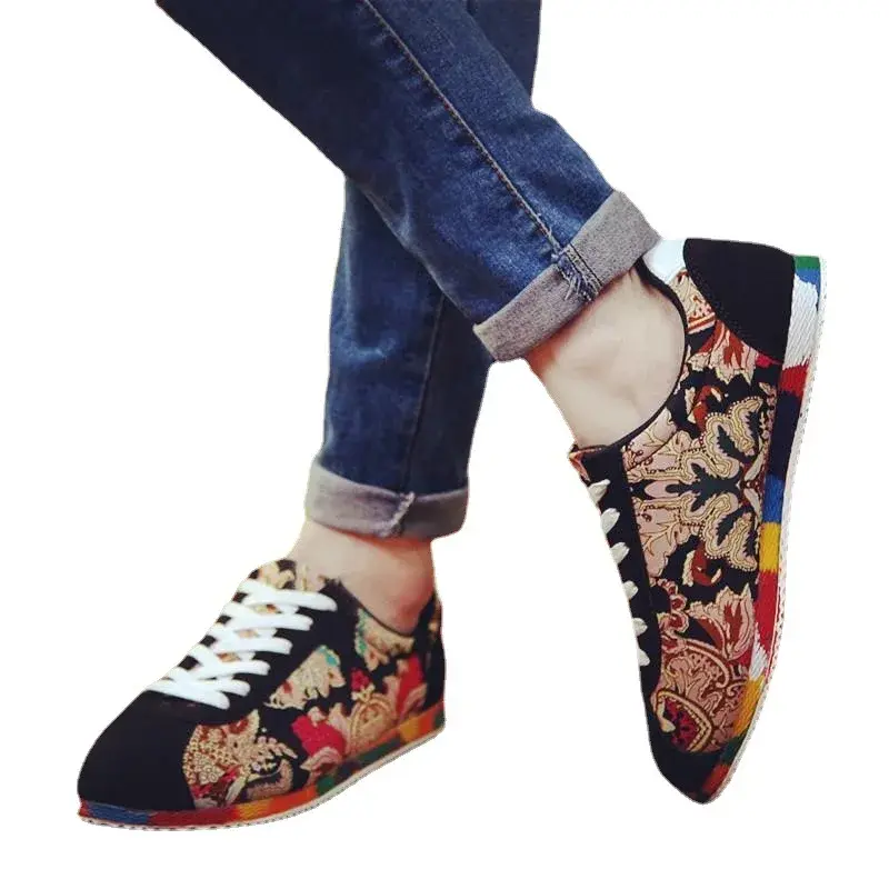 Graffiti Printed Men Suede Sneakers Red Running Shoes Men's Jogging Shoes Light Gym Trainers Men Flat Embroidery Shoes2024