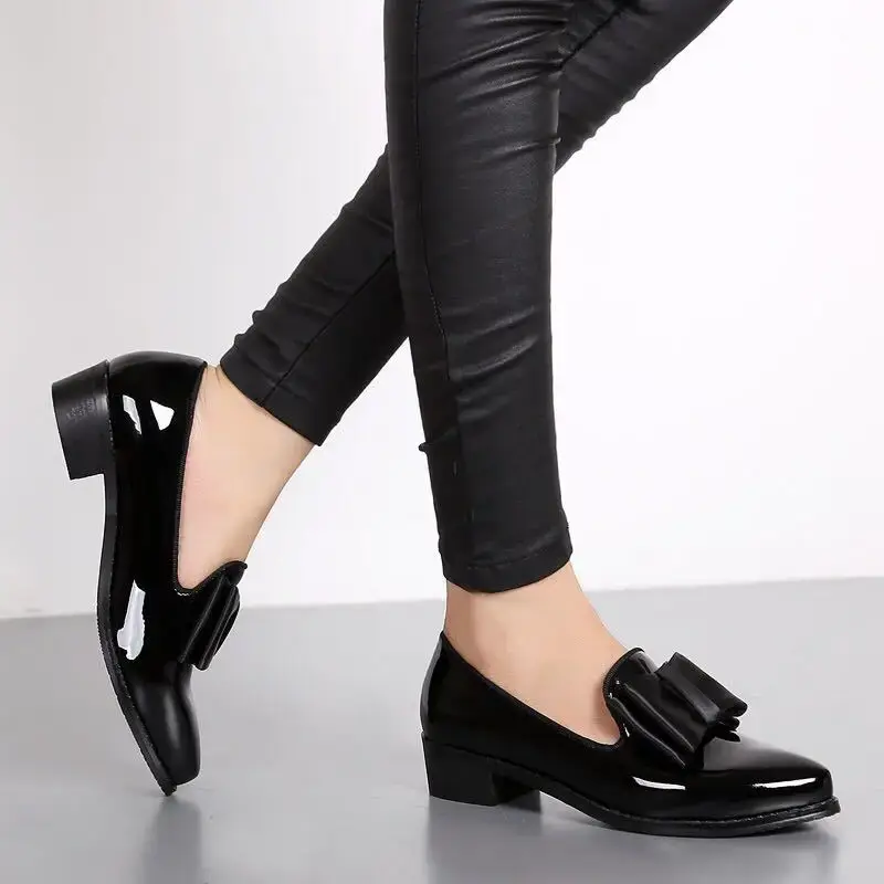Women's Loafers Bow Decor Pointed Toe Flat Shoes for Women Patent Leather Shallow Mouth Commuter Daily Casual Shoes 2024