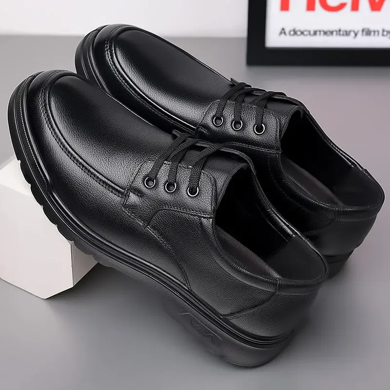 2025Vintage Men Leather Shoes Men dress shoes Slip On Business Casual Shoes Classic Soft Leather Hombre Breathable Men Flats