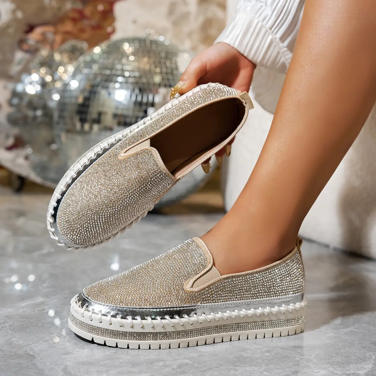 Rivets Design Women Flats Shoes PU Leather Loafers Punk Woman Flat Heel Shoes Round Toe Shoes for Women Plus Size 44